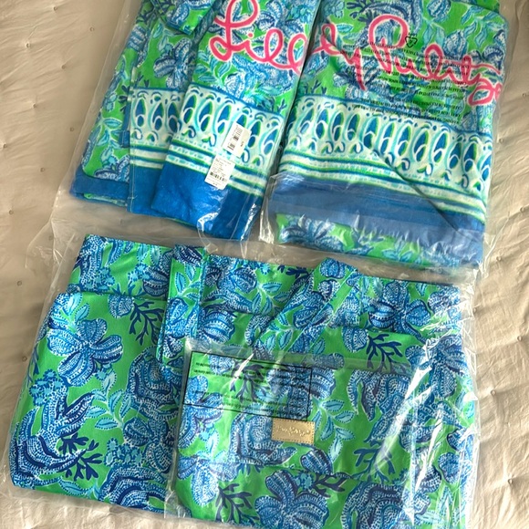 🎁 NWT Lilly Pulitzer set: 2 beach towels, pool tote and pouch in original pkg - Picture 2 of 3